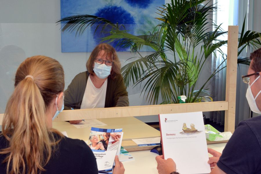 Gut 1.400 Beratungen zu Alter, Pflege und Demenz bieten Beate Wippermann und ihr Kolleginnen und Kollegen an.  Foto: Kreis Paderborn, Presse- und Öffentlichkeitsarbeit, Meike Delang